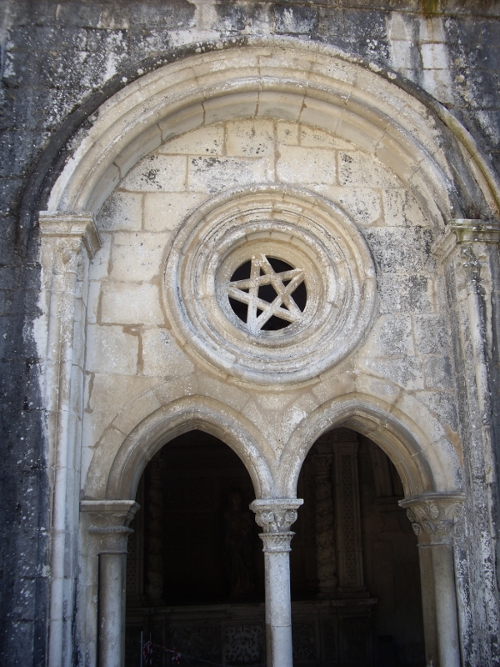pentalpha; cloître de l'abbaye cistercienne d'Alcobaça; Portugal; photo JP SCHMIT